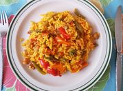 Una foto de condimentos para paella