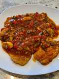 Filetes de lomo en salsa de pimientos y champiñones