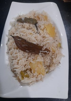 A picture of Black cumin Aloo ka pulao with chicken stock.