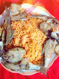 صورة لوصفة رز احمر مع سمك مقلي