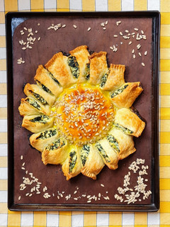 Una foto de Pascualina con forma de girasol 🌻 Tarta de acelga y ricota 🌻