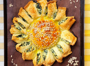 Una foto de Pascualina con forma de girasol 🌻 Tarta de acelga y ricota 🌻