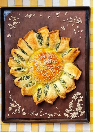Una foto de Pascualina con forma de girasol 🌻 Tarta de acelga y ricota 🌻