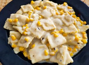 Una foto de Raviolis de pollo con maíz