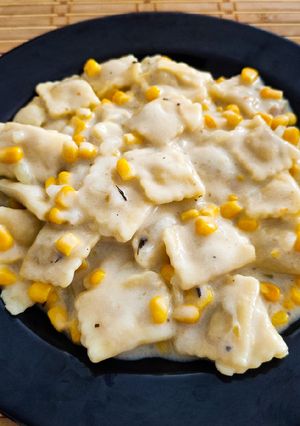 Una foto de Raviolis de pollo con maíz