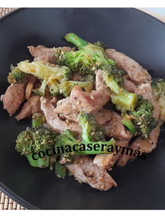 Una foto de Solomillo salteado con brócoli -en microondas y sartén-