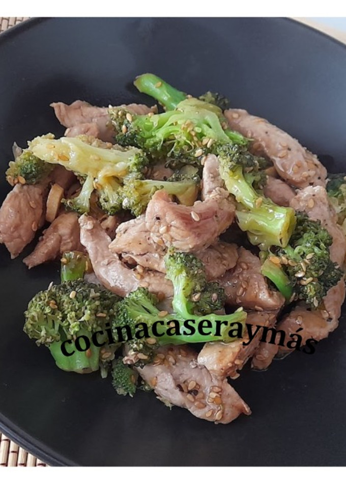 Una foto de Solomillo salteado con brócoli -en microondas y sartén-