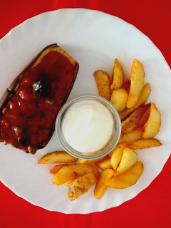 Una foto de Berenjena asada con salsas [Vegan]