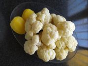 Una foto de coliflor cocida aliñada
