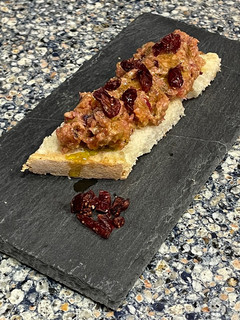 Una foto de Tartar de fuet con arándanos