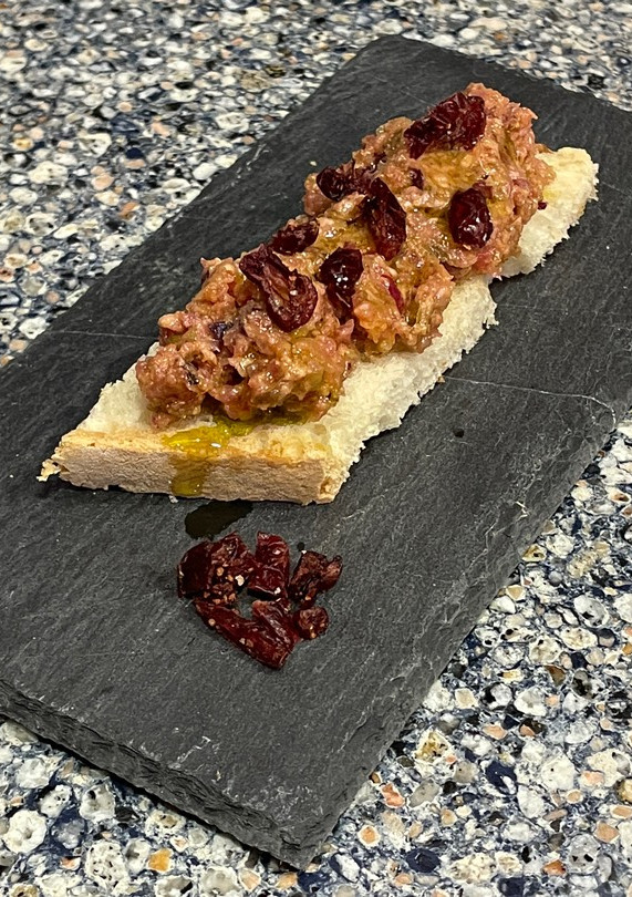 Una foto de Tartar de fuet con arándanos