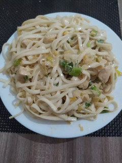 Una foto de Pasta con crema de verdeo y pollo