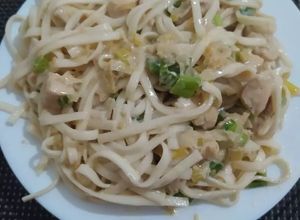 Una foto de Pasta con crema de verdeo y pollo