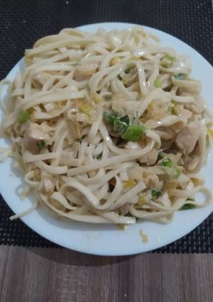 Una foto de Pasta con crema de verdeo y pollo