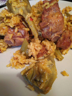 Una foto de Arroz con costillas y alcachofas