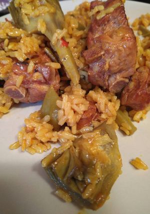 Una foto de Arroz con costillas y alcachofas