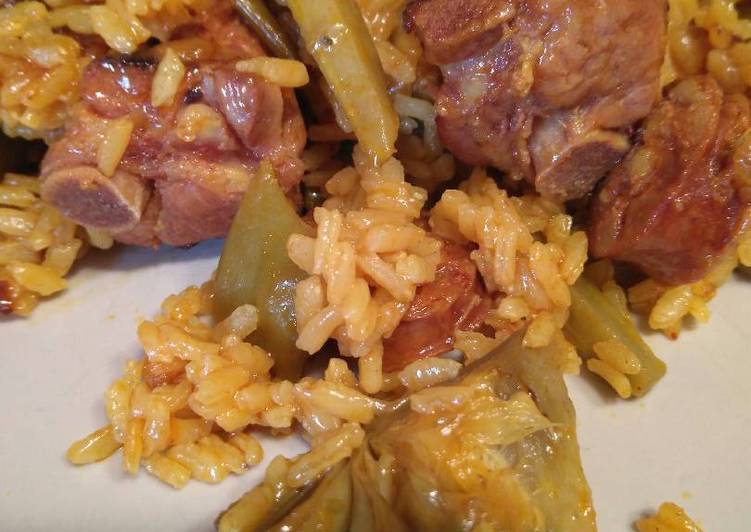 Arroz con costillas y alcachofas