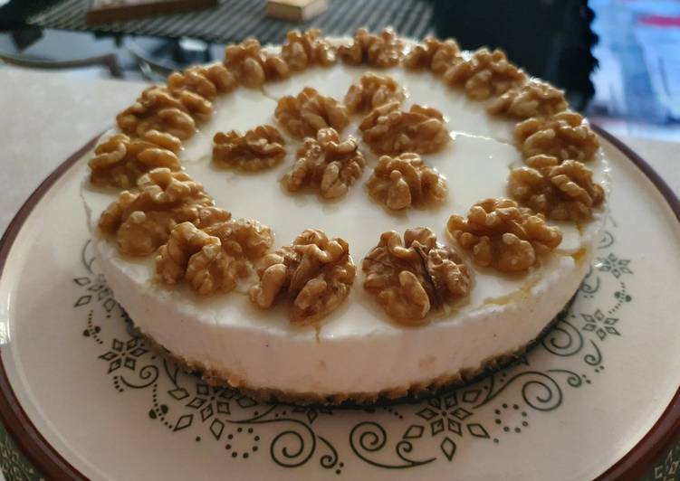 Torta fredda di yogurt greco con noci (e miele)