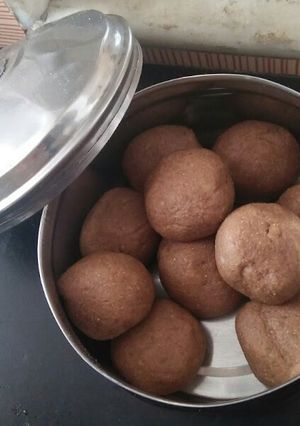 સૂંઠ ની લાડુડી (Sunth Ladudi Recipe In Gujarati) રેસીપી મુખ્ય ફોટો