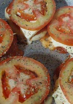 Una foto de Pizzetas a la essen con albahaca