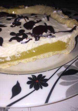 Una foto de Tarta frutal de naranjas y chantilly