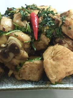 Hình của món Gà kho rau răm.