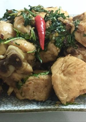 Hình của món Gà kho rau răm.