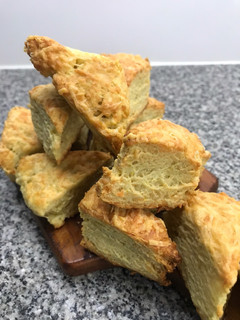 Una foto de Scons de queso súper sabrosos