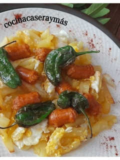 Una foto de Huevos rotos con chistorra