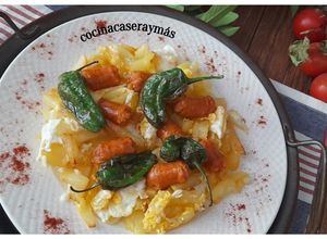 Una foto de Huevos rotos con chistorra