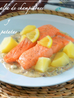 Una foto de Salmón con salsa de champiñones y patatas. (Thermomix)