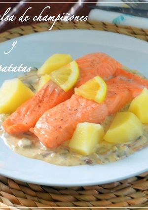 Una foto de Salmón con salsa de champiñones y patatas. (Thermomix)