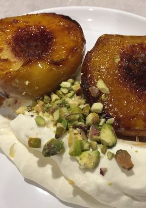 รูปของ ลูกพีชย่าง ใส่ครีม Grilled peach with fresh cream