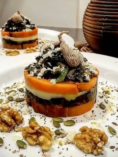 Una foto de Timbal de moniato, espinacas y provolone