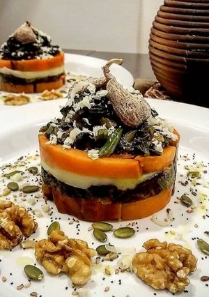 Una foto de Timbal de moniato, espinacas y provolone