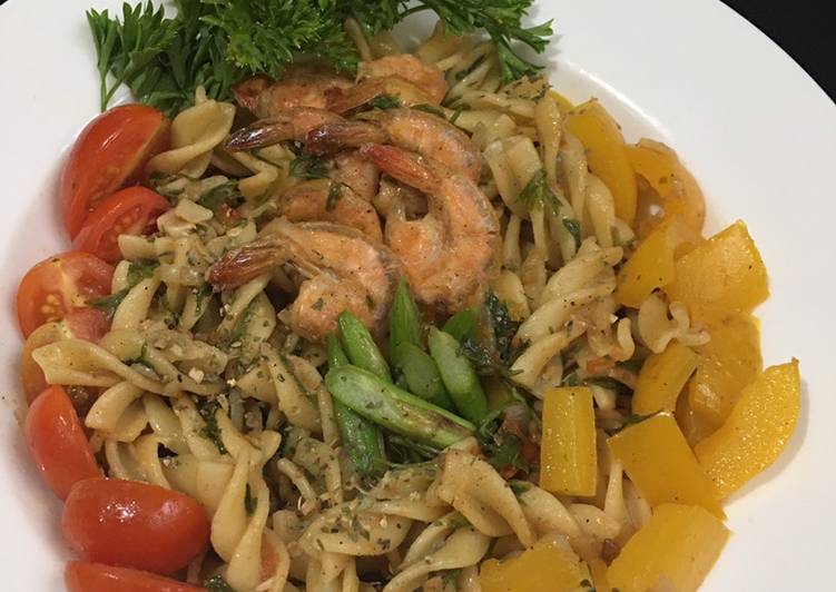 Bagaimana Menyiapkan Rotini with Shrimp and Asparagus yang Menggugah Selera