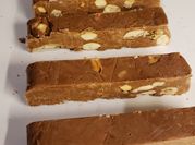 Una foto de turrón de chocolate con avellanas