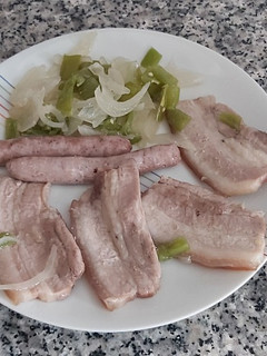 Una foto de Panceta con longanizas y verduras