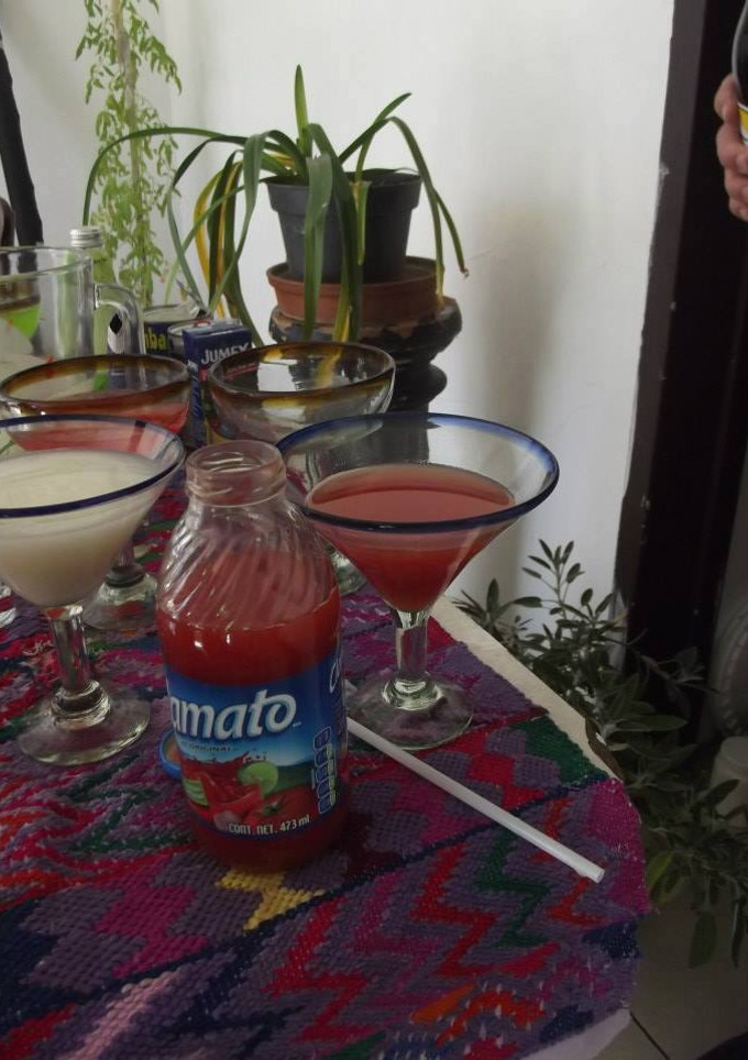 Una foto de Pulque curado con leche de coco