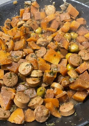 Une photo de Navets boule d'or aux saucisses allemandes, bouillon de champignons et olives