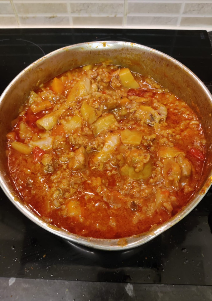 Una foto de Patatas guisadas con muslitos de pollo y pescado