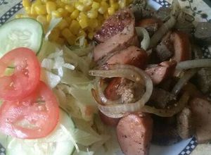 Una foto de Bistec con salchicha polaca