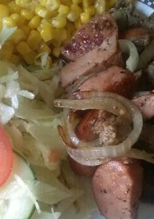 Una foto de Bistec con salchicha polaca