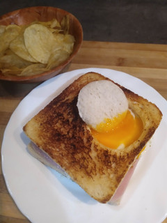 Una foto de Sándwich mixto con huevo a la plancha