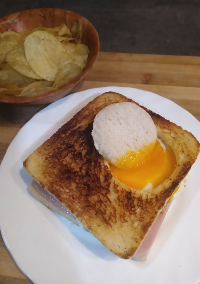 Una foto de Sándwich mixto con huevo a la plancha