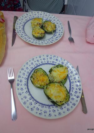 Una foto de Zapallitos rellenos de gulas y jamón