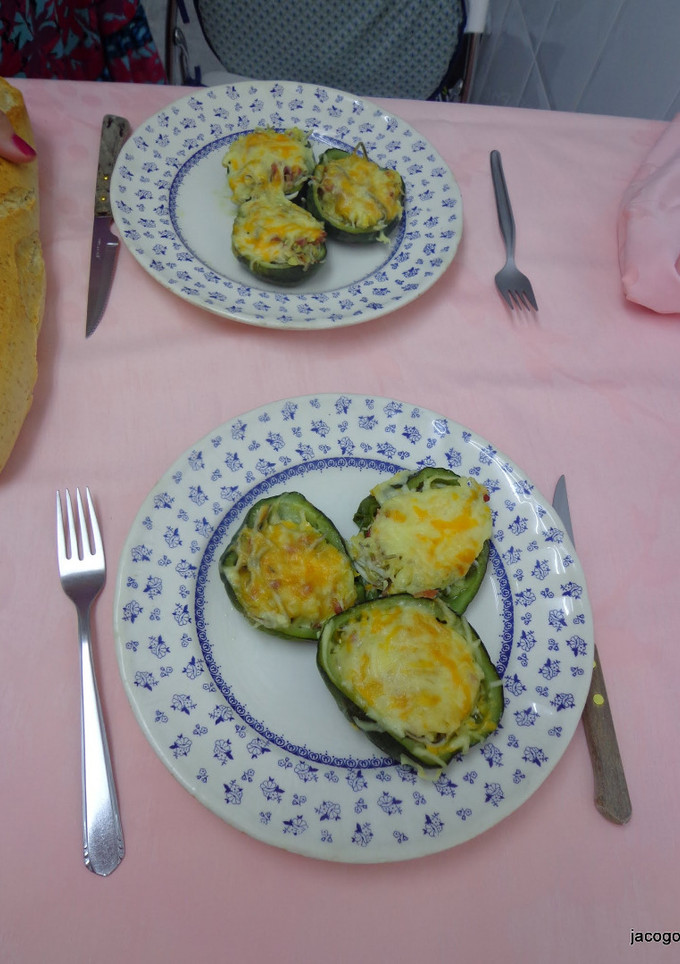 Una foto de Zapallitos rellenos de gulas y jamón
