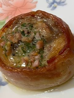 Una foto de Tournedós de cordero con mantequilla aderezada y guarnición de setas