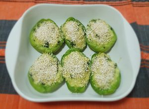 Una foto de Chayotes rellenos con rajas y amaranto