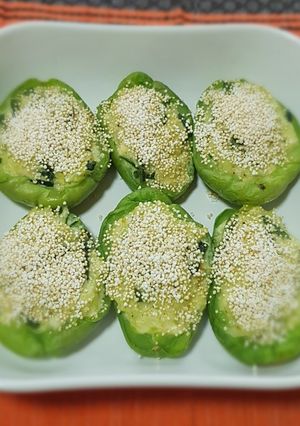 Una foto de Chayotes rellenos con rajas y amaranto